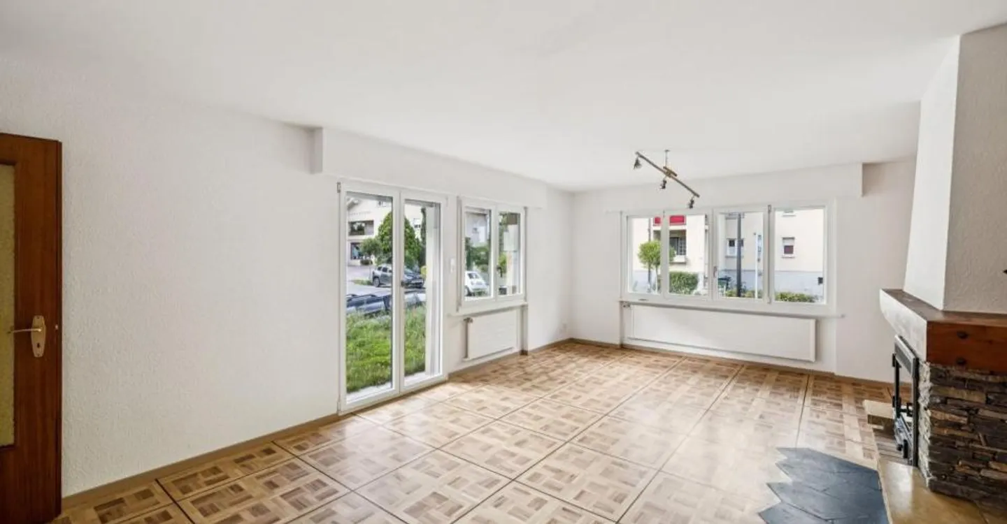 Large detached house with large converted mezzanine - Photo 4 of 13