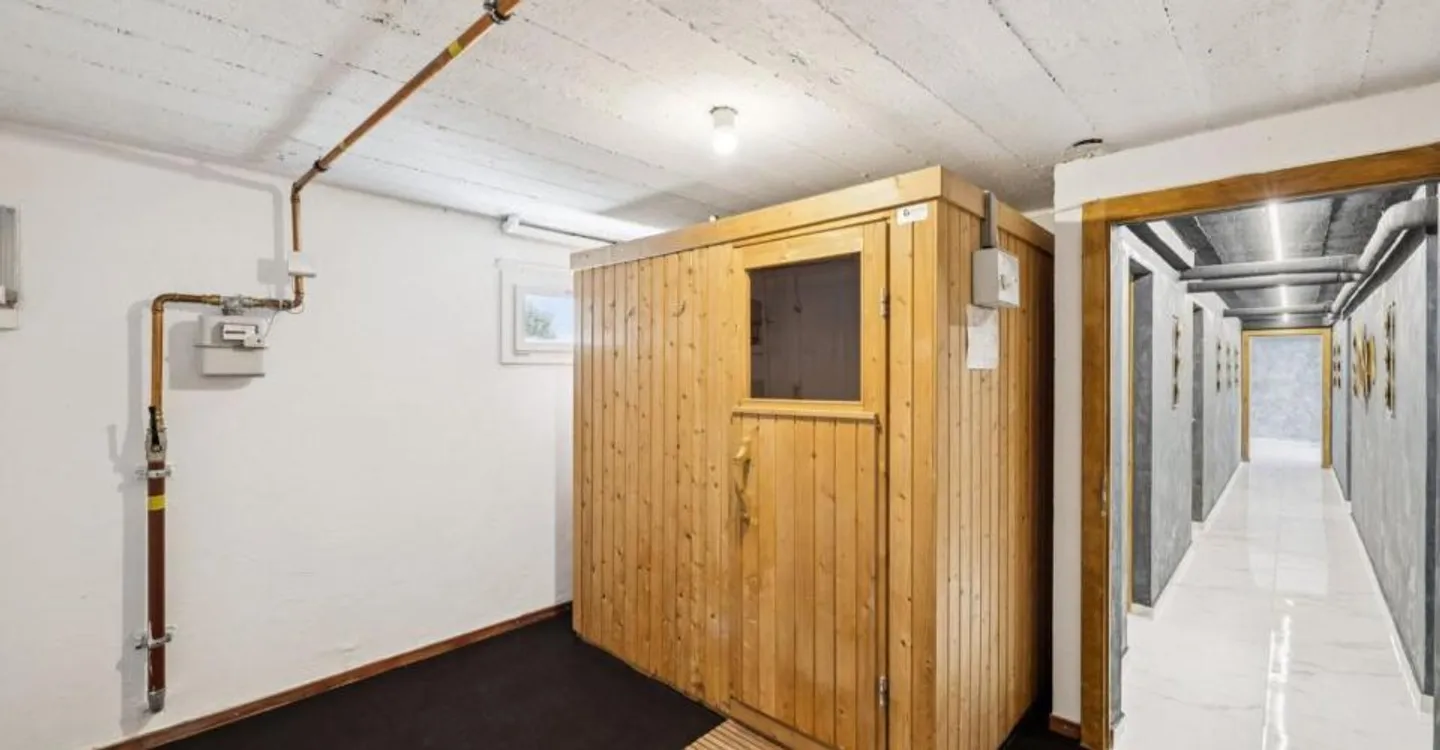 Large detached house with large converted mezzanine - Photo 9 of 13