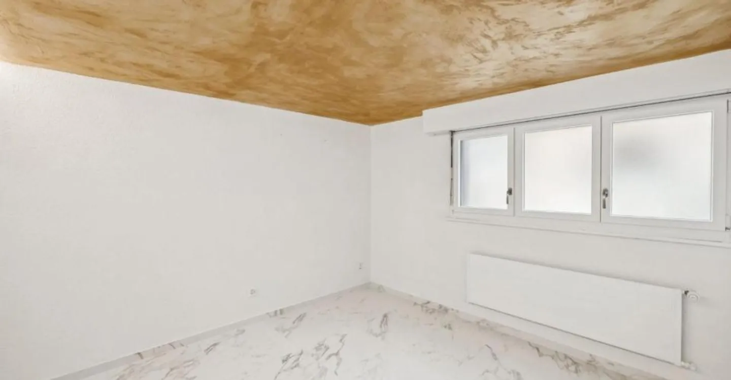 Large detached house with large converted mezzanine - Photo 11 of 13