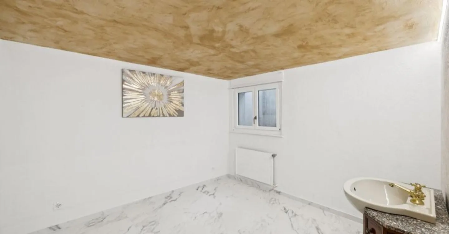Large detached house with large converted mezzanine - Photo 12 of 13