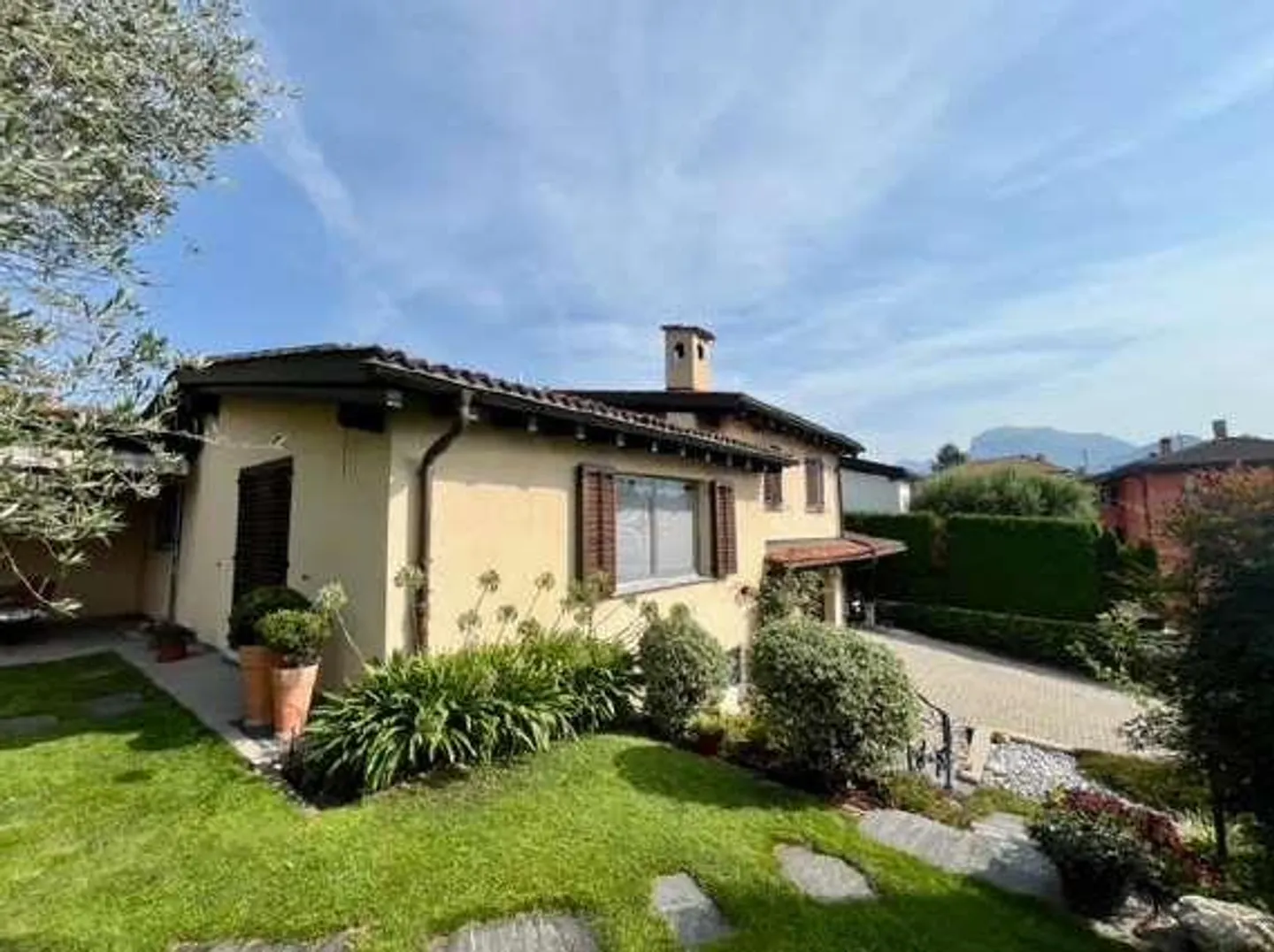 Elegante Villa mit privatem Garten im Herzen von Collina d'Oro - Foto 1 von 13