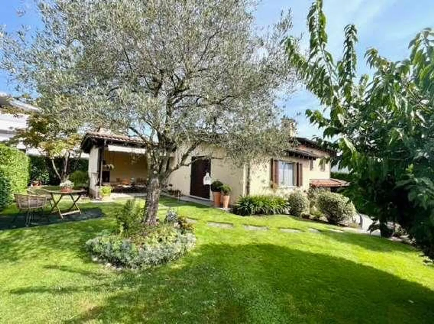 Elegante Villa mit privatem Garten im Herzen von Collina d'Oro - Foto 2 von 13
