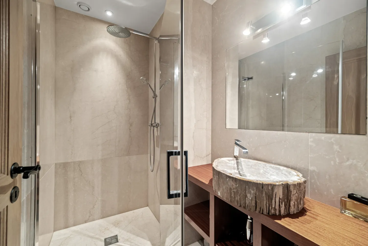 Spacious duplex in a modern residence in the center of Founex - Photo 12 of 13