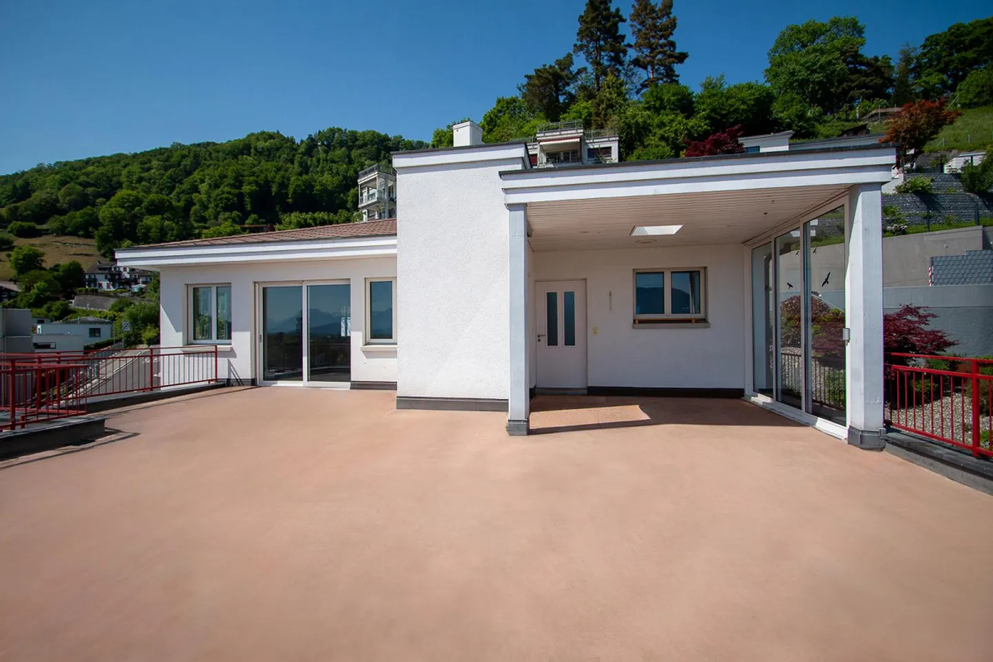 Edificio residenziale e commerciale in una posizione tranquilla e soleggiata con la migliore vista - Foto 13 di 30