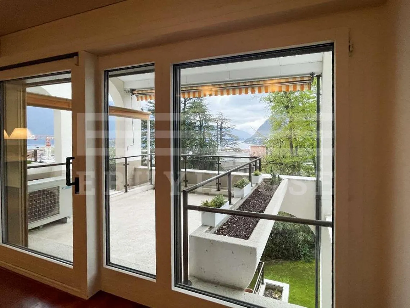 APPARTEMENT EN ATTIQUE IMMERSÉ DANS LE VERT AVEC VUE SUR LE LAC - Photo 2 sur 13