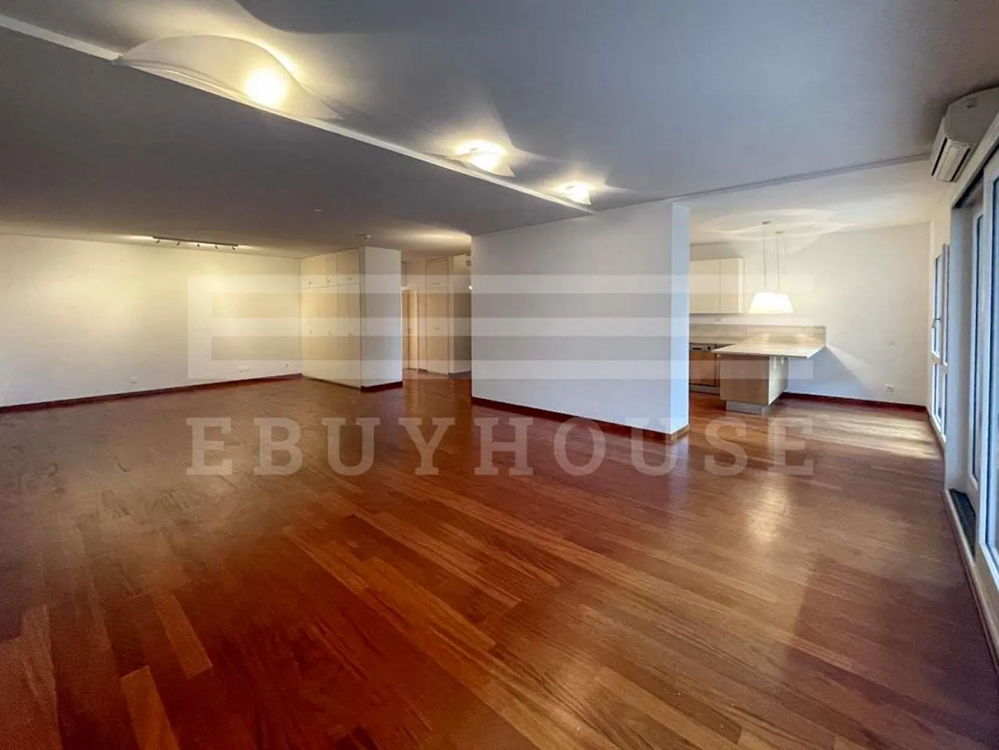 APPARTEMENT EN ATTIQUE IMMERSÉ DANS LE VERT AVEC VUE SUR LE LAC - Photo 3 sur 13