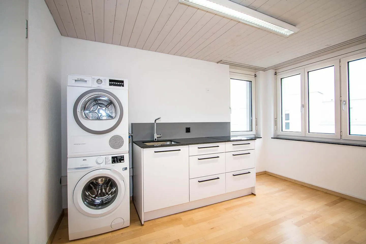 Edificio residenziale e commerciale in una posizione tranquilla e soleggiata con la migliore vista - Foto 14 di 30
