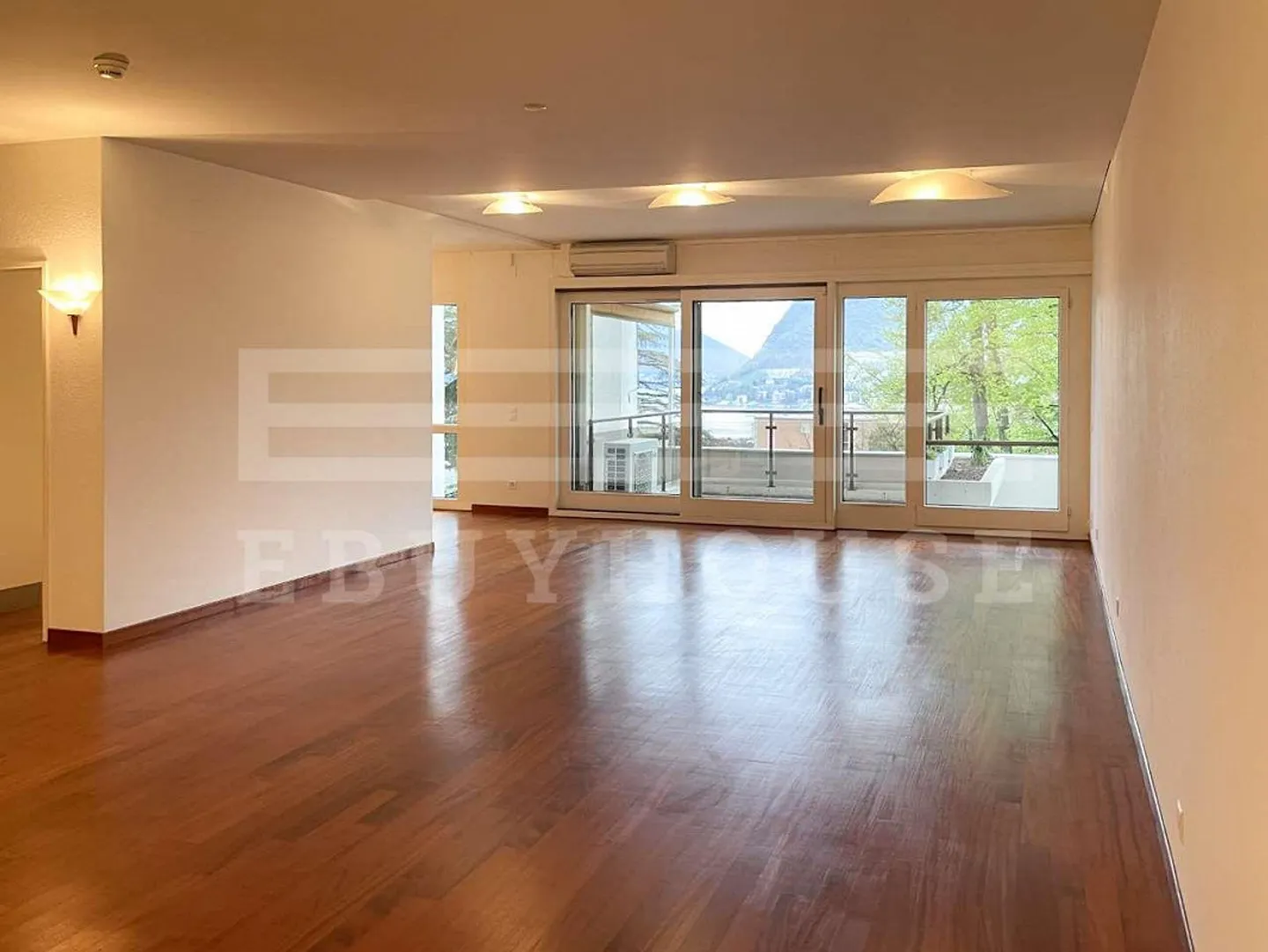 APPARTEMENT EN ATTIQUE IMMERSÉ DANS LE VERT AVEC VUE SUR LE LAC - Photo 4 sur 13
