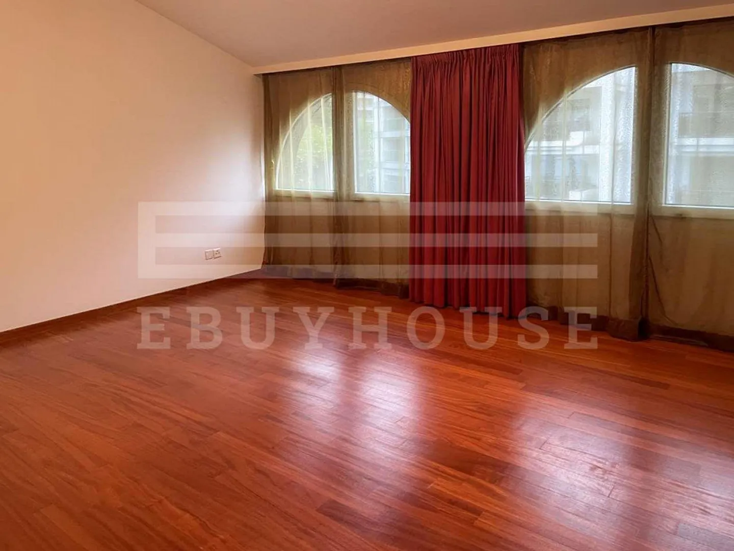 APPARTEMENT EN ATTIQUE IMMERSÉ DANS LE VERT AVEC VUE SUR LE LAC - Photo 8 sur 13