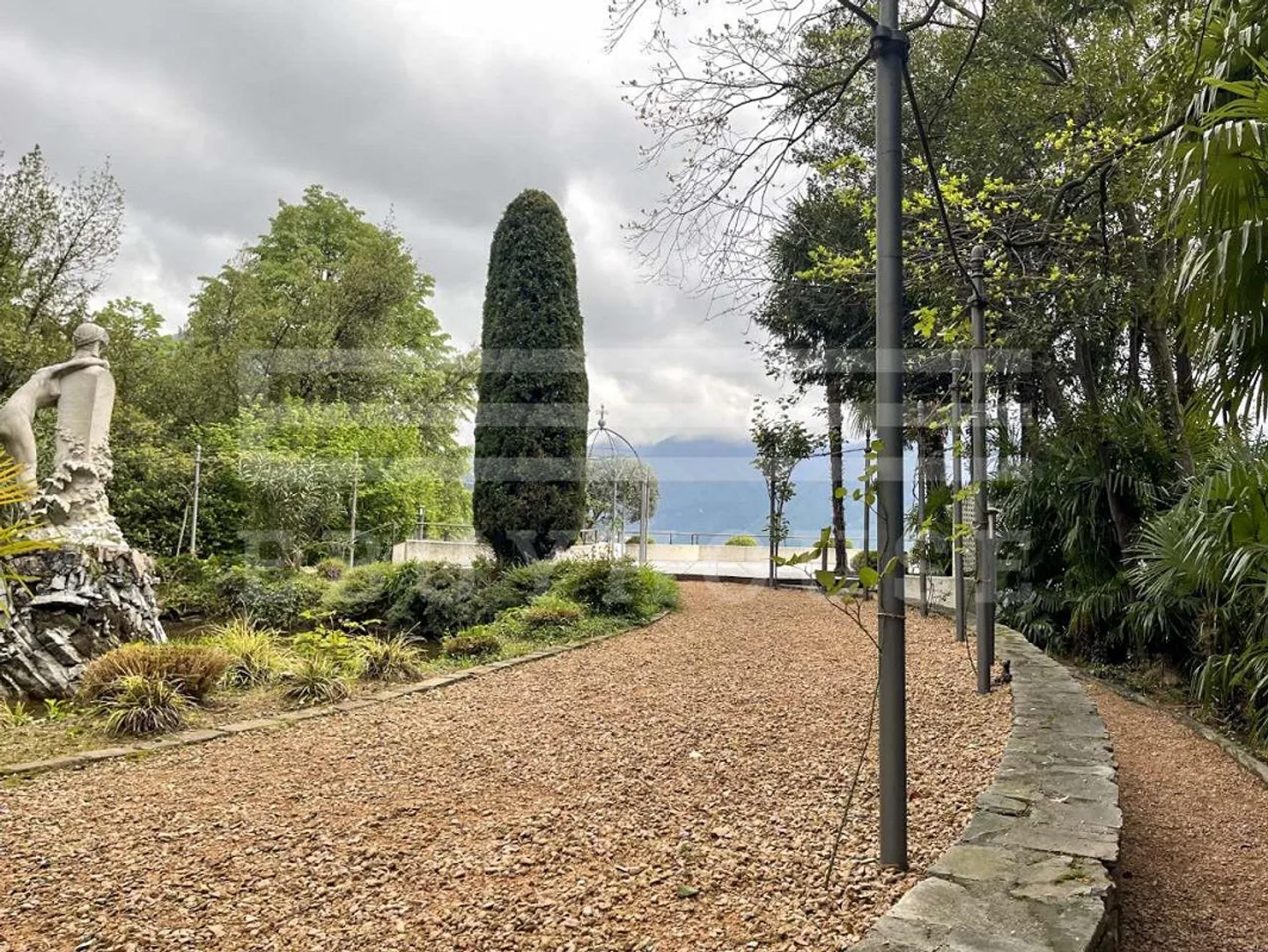 APPARTEMENT EN ATTIQUE IMMERSÉ DANS LE VERT AVEC VUE SUR LE LAC - Photo 12 sur 13