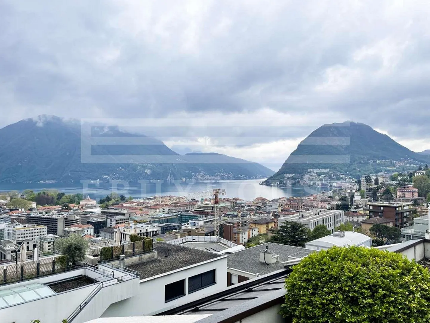 APPARTEMENT EN ATTIQUE IMMERSÉ DANS LE VERT AVEC VUE SUR LE LAC - Photo 13 sur 13