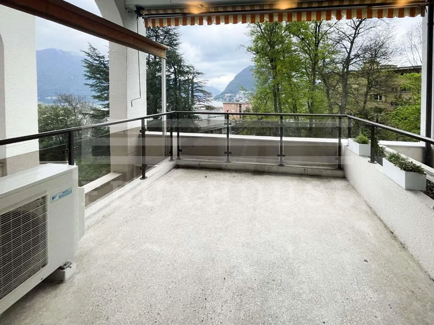 APPARTEMENT EN ATTIQUE IMMERSÉ DANS LE VERT AVEC VUE SUR LE LAC - Photo 1 sur 13