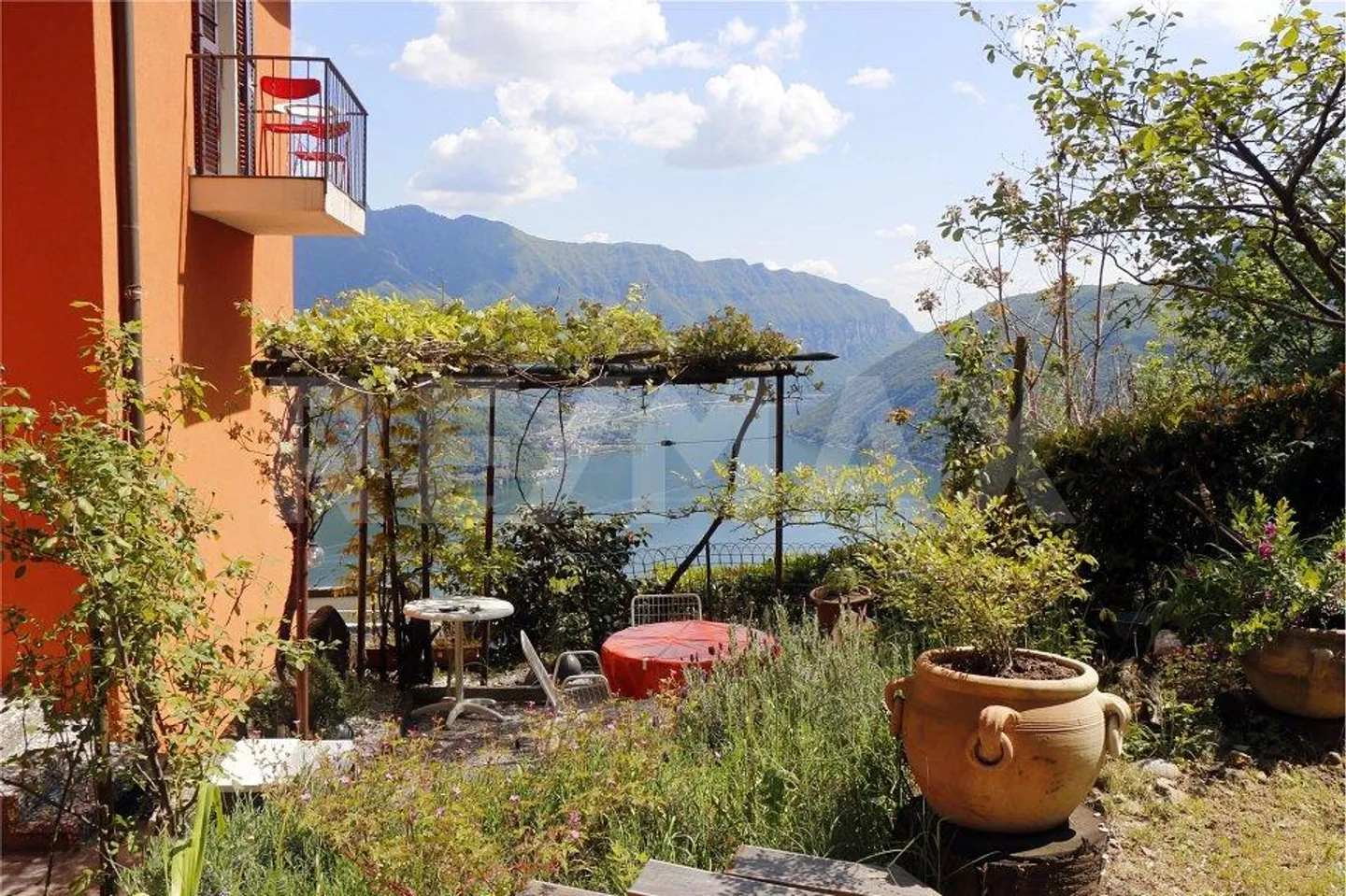 Trois appartements au dernier étage avec vue sur le lac et jardin - Photo 1 sur 13