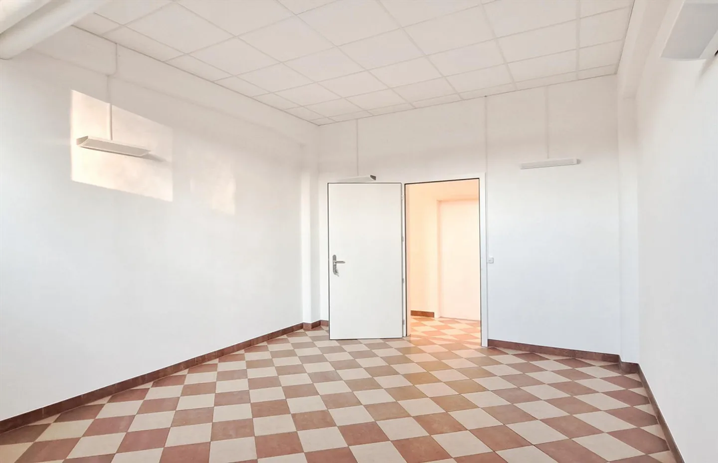 Office, Studio or Quiet Business - Photo 2 of 6