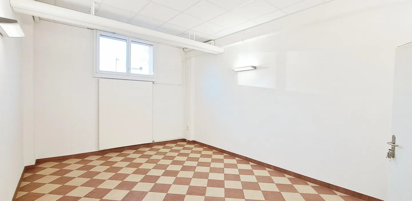 Office, Studio or Quiet Business - Photo 3 of 6