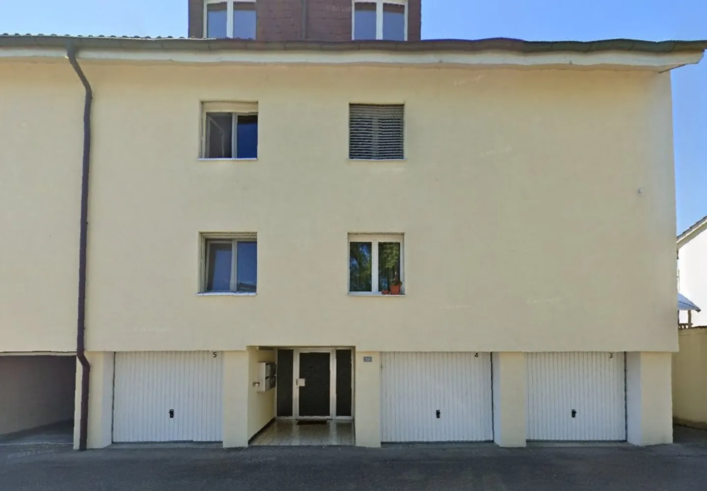 Single Garage in Quiet Area - Photo 2 of 2