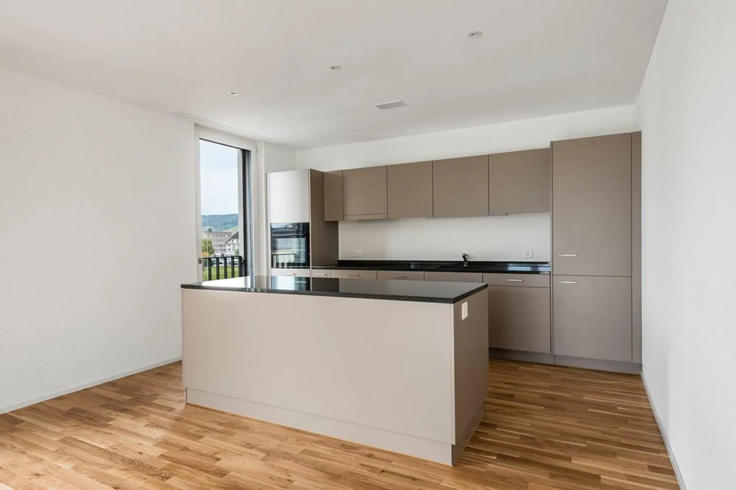 Modern 3½ Room Ground Floor Apartment Seeks New Tenants - Photo 1 of 11