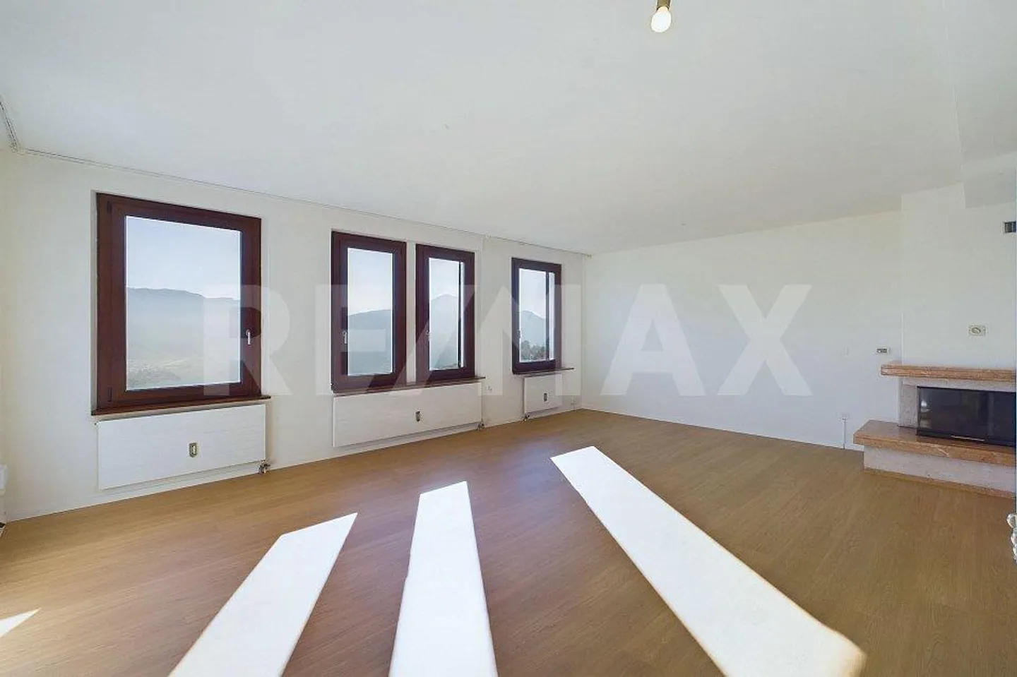 Trois appartements au dernier étage avec vue sur le lac et jardin - Photo 12 sur 13