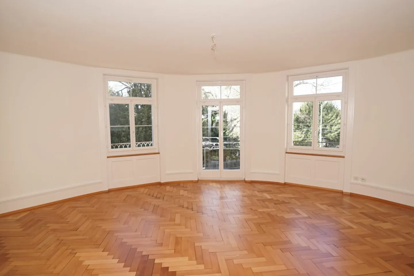 Your new home in an attractive location Beautiful 4.5 room old apartment with balcony - Photo 3 of 10