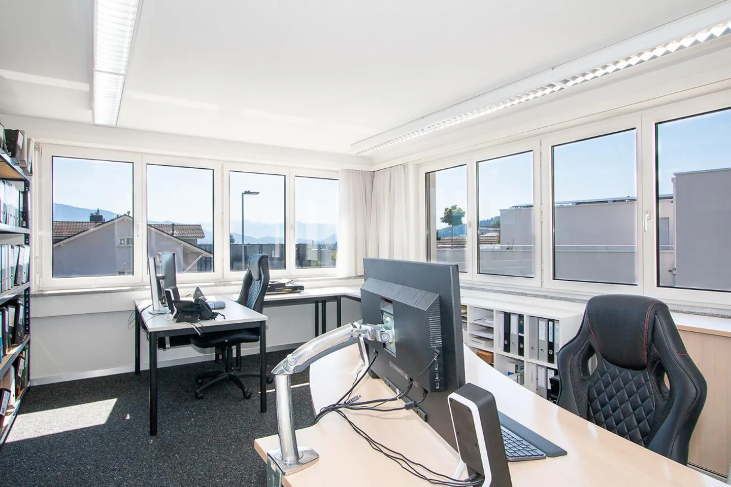 Edificio residenziale e commerciale in una posizione tranquilla e soleggiata con la migliore vista - Foto 25 di 30