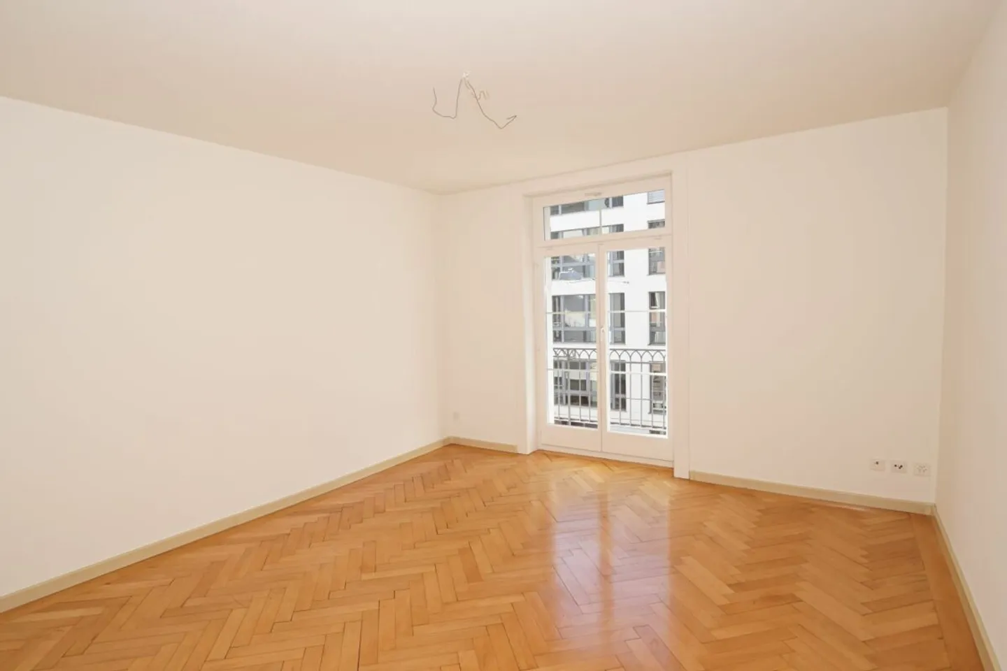 Your new home in an attractive location Beautiful 4.5 room old apartment with balcony - Photo 5 of 10