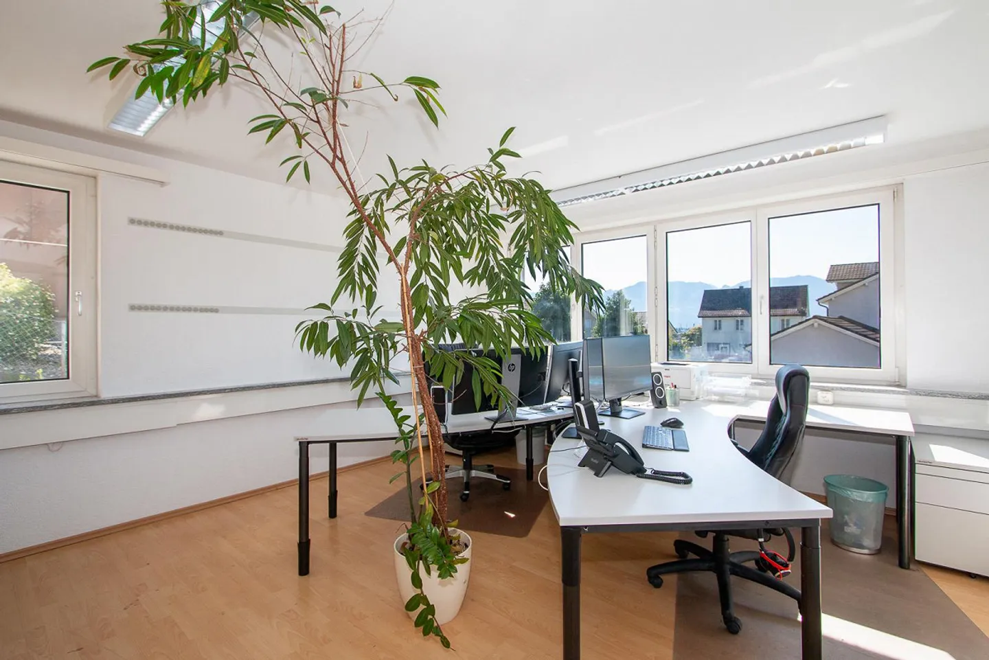 Edificio residenziale e commerciale in una posizione tranquilla e soleggiata con la migliore vista - Foto 19 di 30