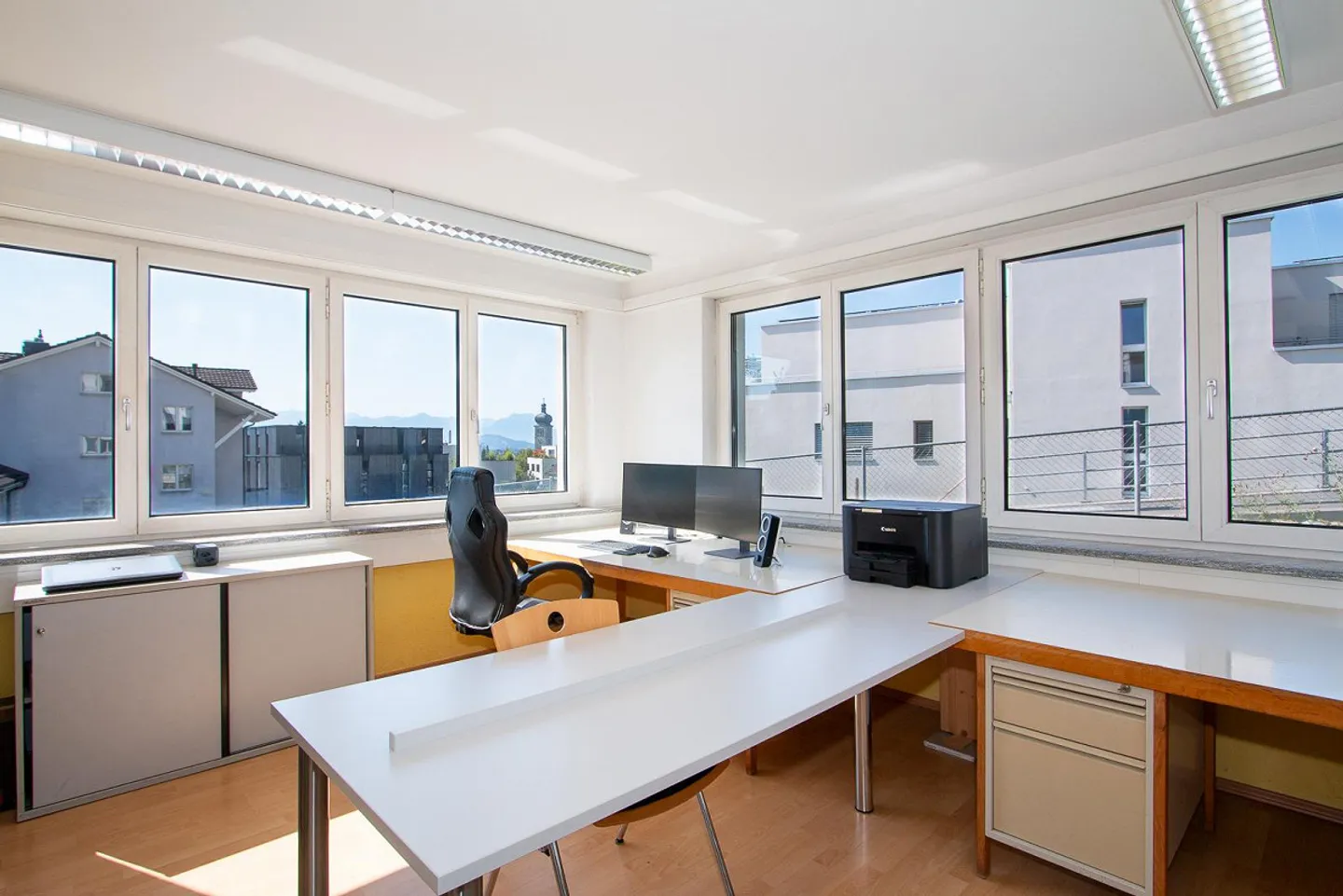 Edificio residenziale e commerciale in una posizione tranquilla e soleggiata con la migliore vista - Foto 20 di 30