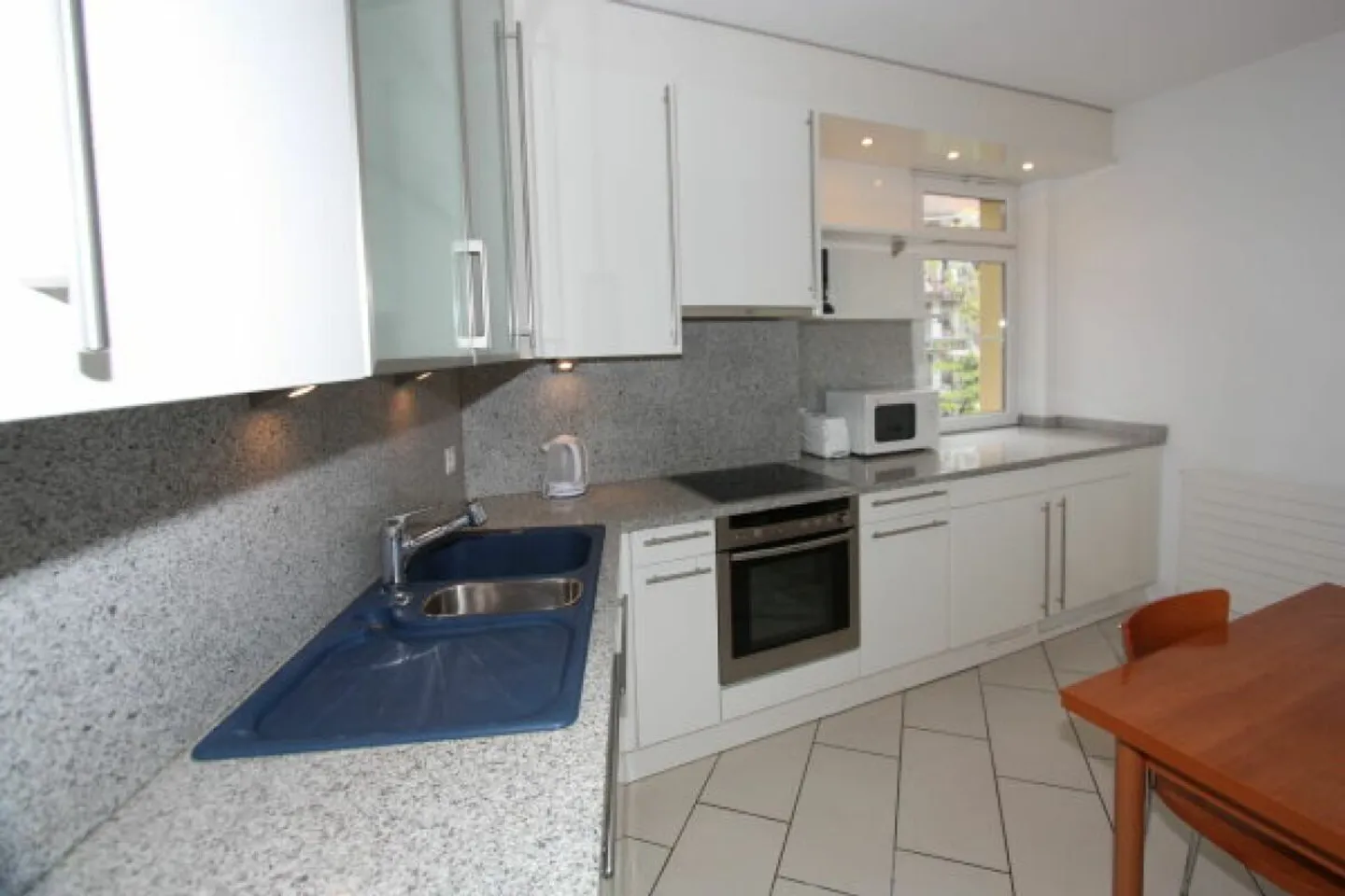 Your new home in an attractive location Beautiful 4.5 room old apartment with balcony - Photo 8 of 10