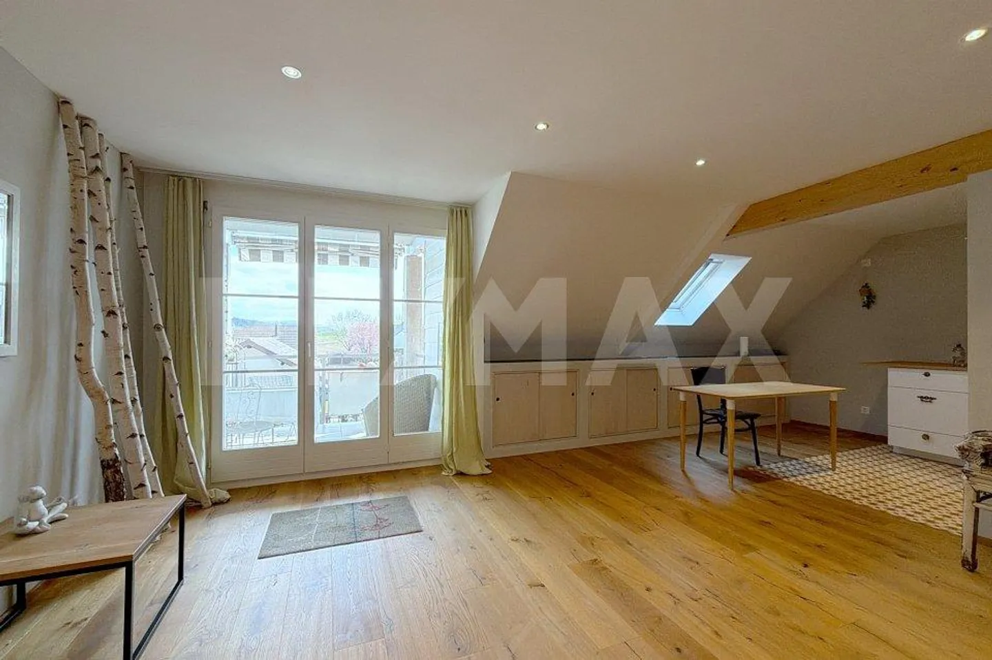 Appartement entièrement rénové avec vue lointaine - Photo 2 sur 13