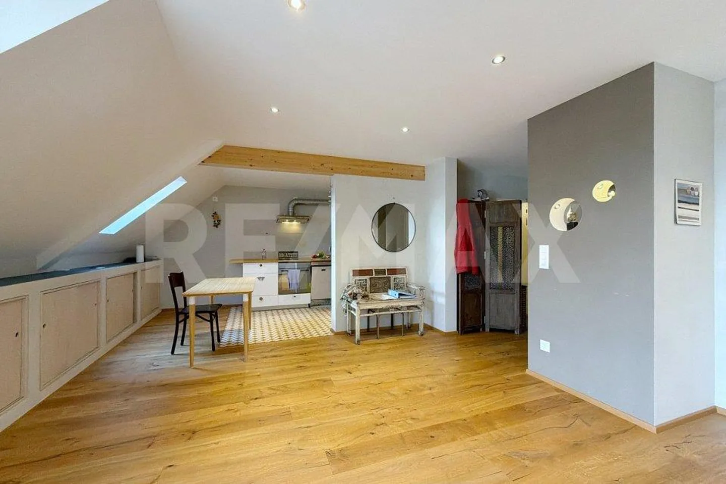 Appartement entièrement rénové avec vue lointaine - Photo 3 sur 13