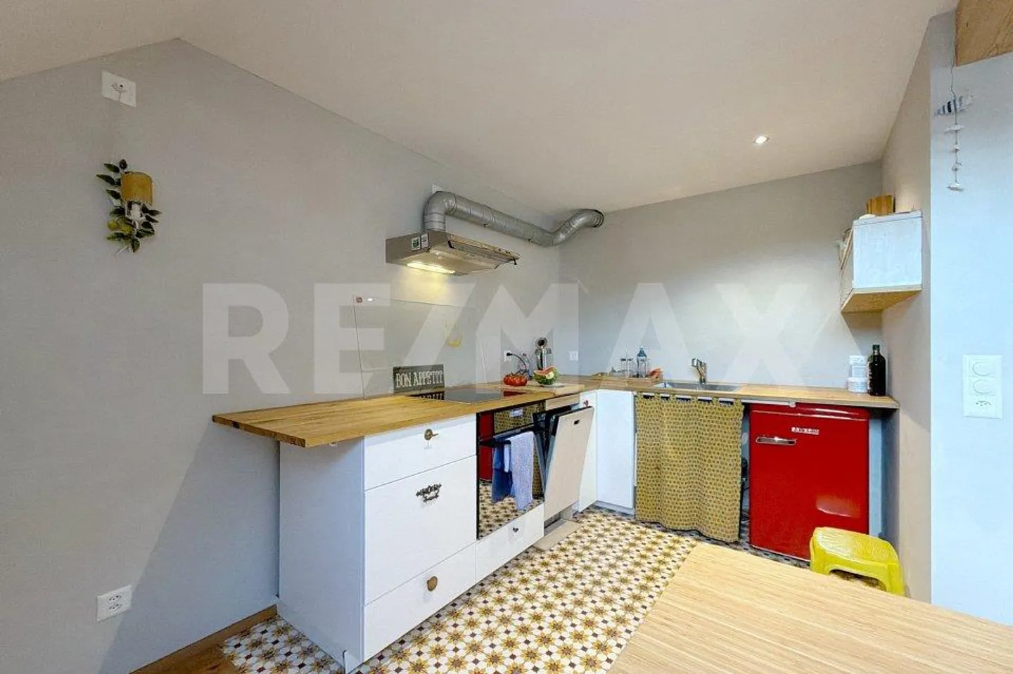 Appartement entièrement rénové avec vue lointaine - Photo 4 sur 13