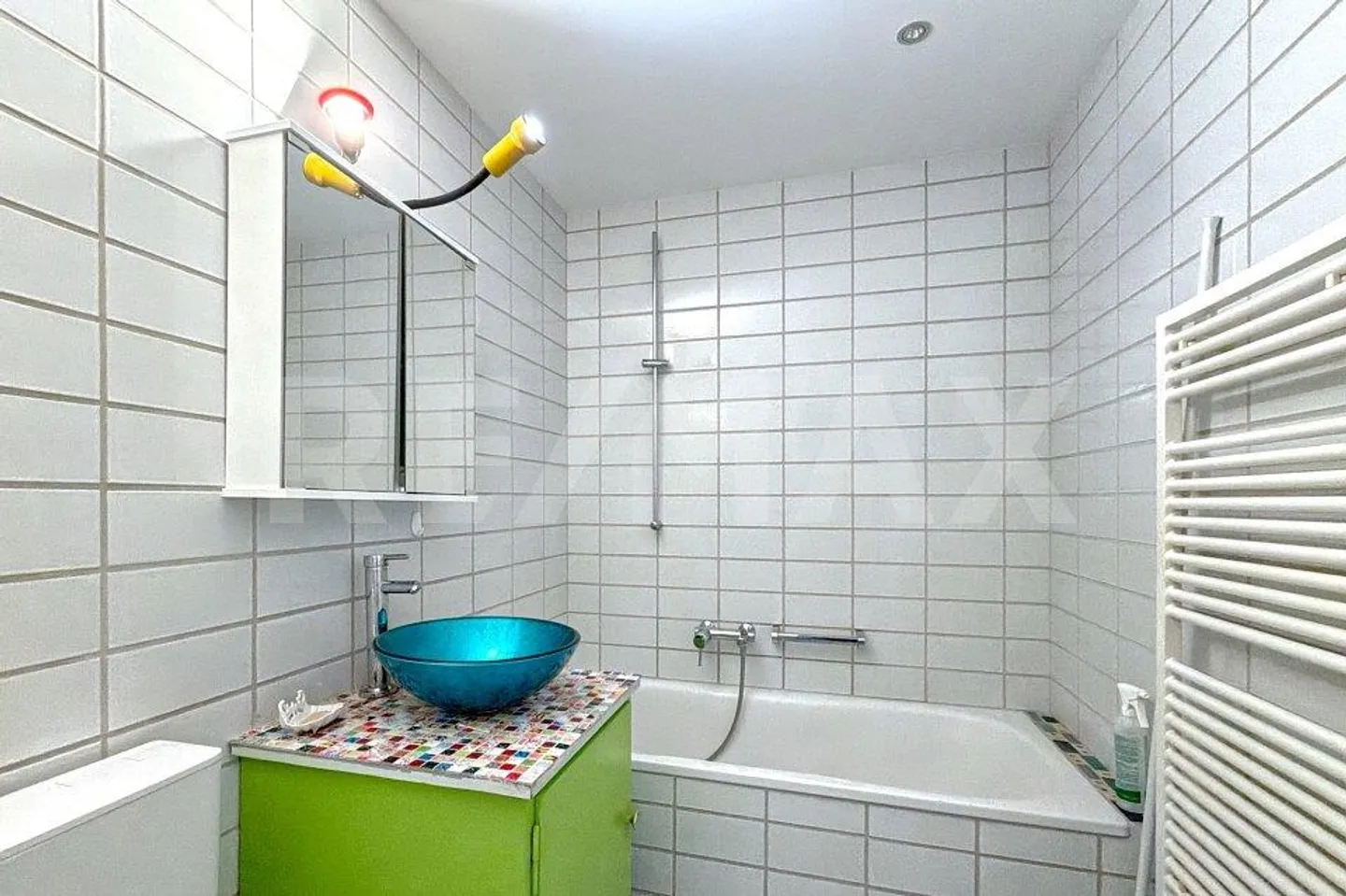Appartement entièrement rénové avec vue lointaine - Photo 7 sur 13