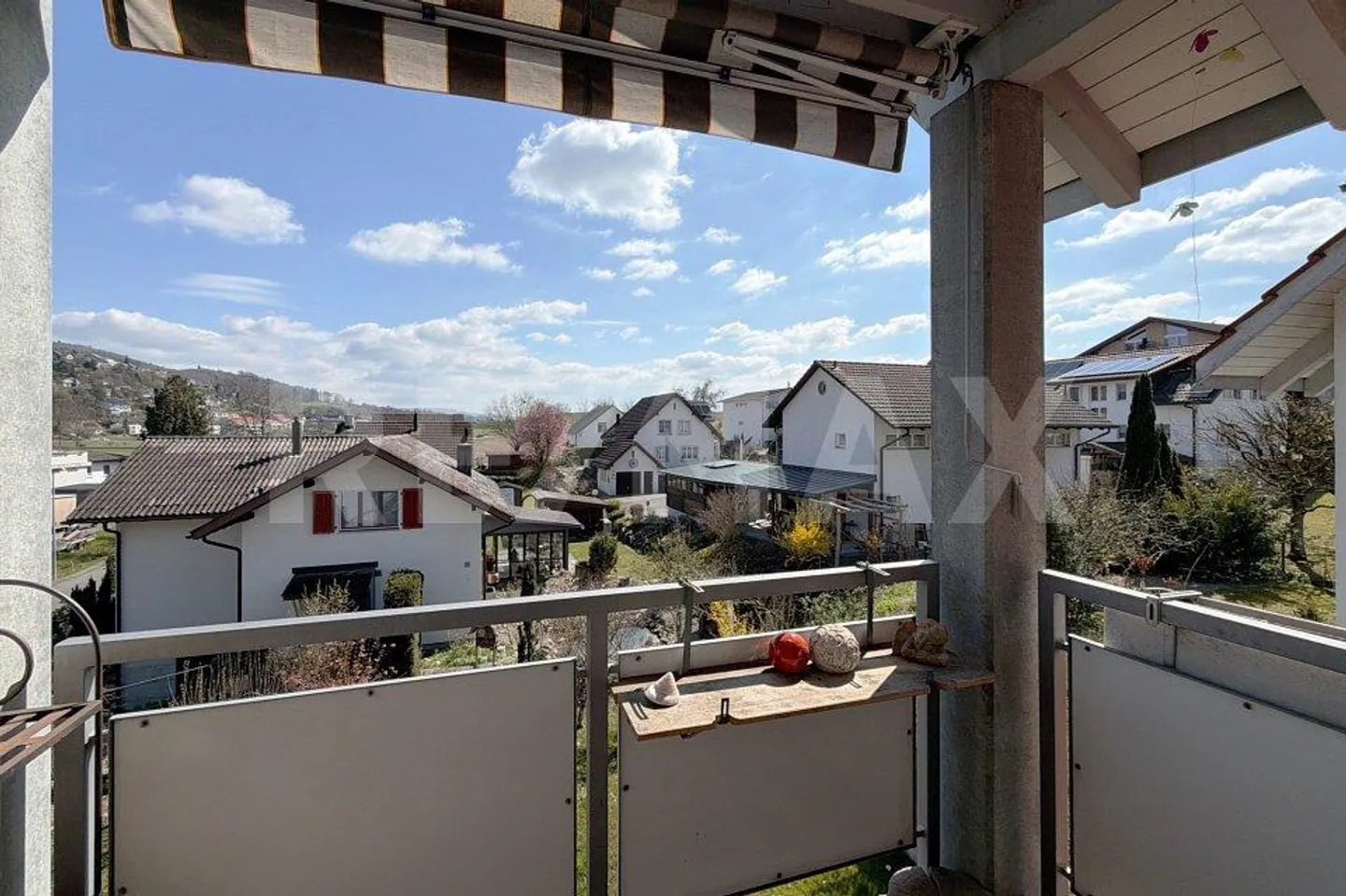 Appartement entièrement rénové avec vue lointaine - Photo 9 sur 13