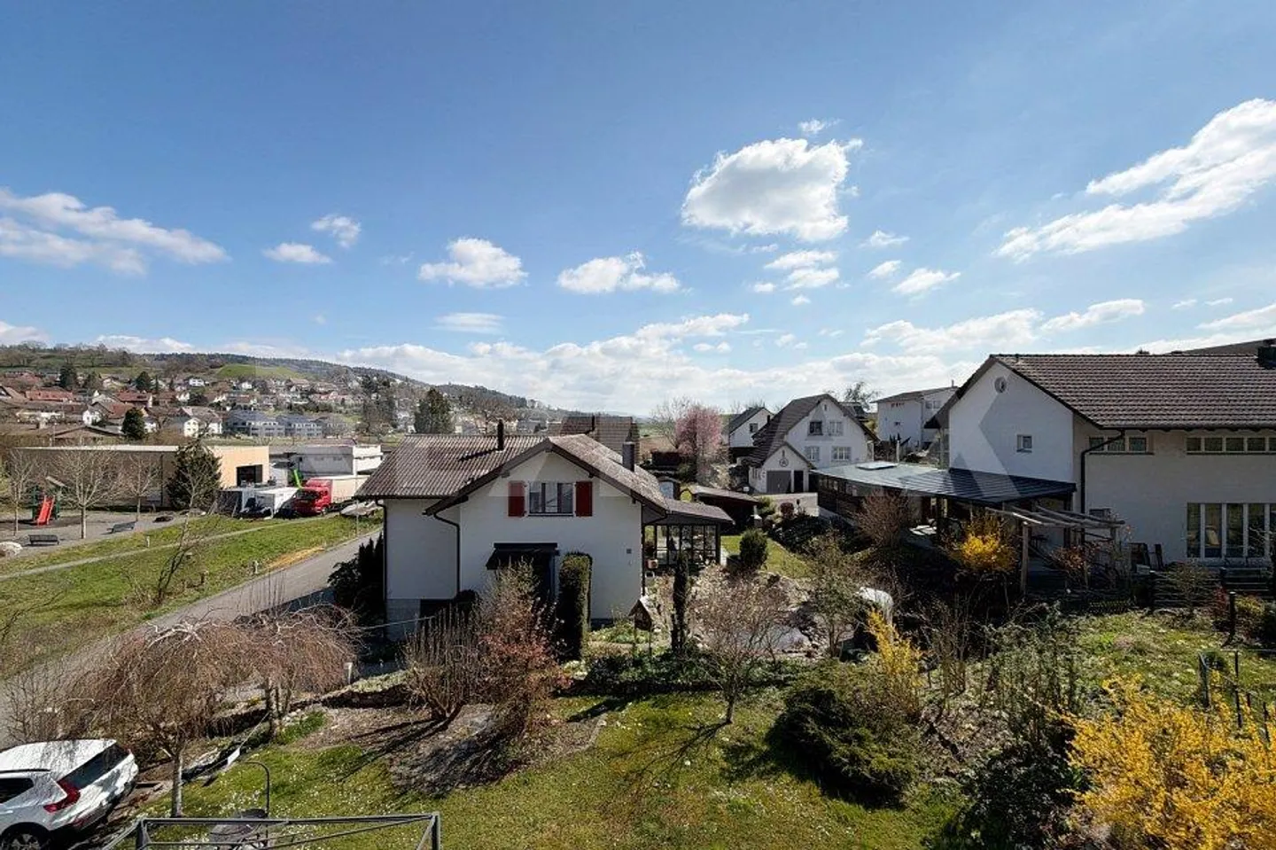 Appartement entièrement rénové avec vue lointaine - Photo 10 sur 13