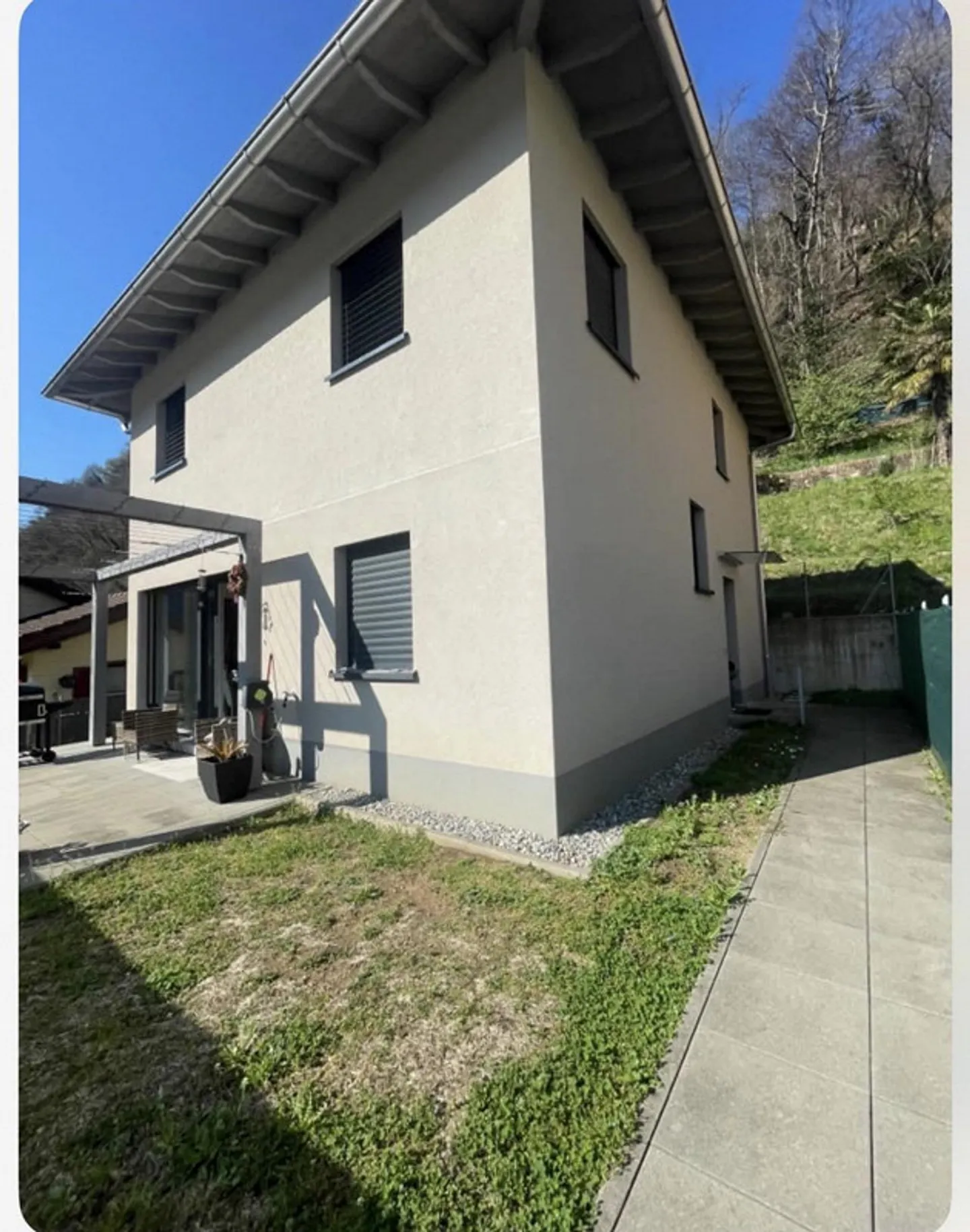 Maison unifamiliale avec de grands parkings - Photo 1 sur 5