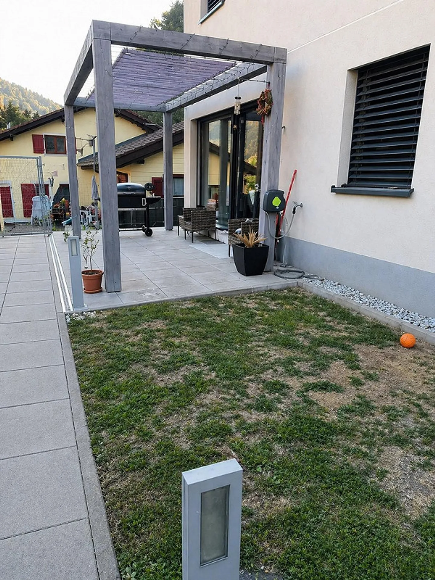 Maison unifamiliale avec de grands parkings - Photo 2 sur 5