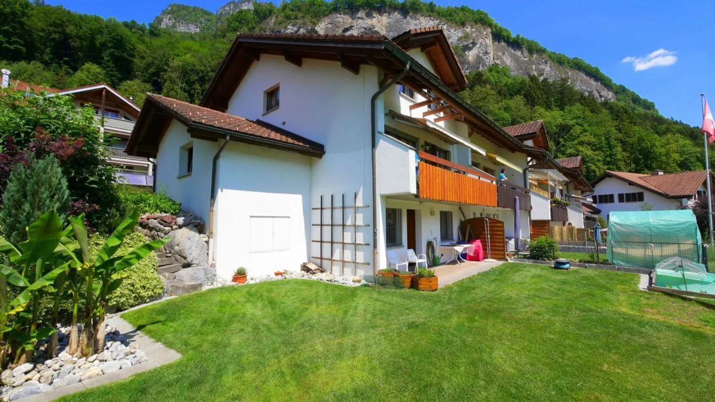 Casa unifamiliare (casa d'angolo) - Foto 2 di 15