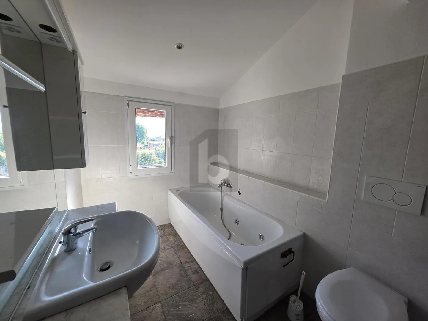 ACCUEILLANT ET ENSOLEILLÉ DANS UN EMPLACEMENT CENTRAL - Photo 3 sur 5