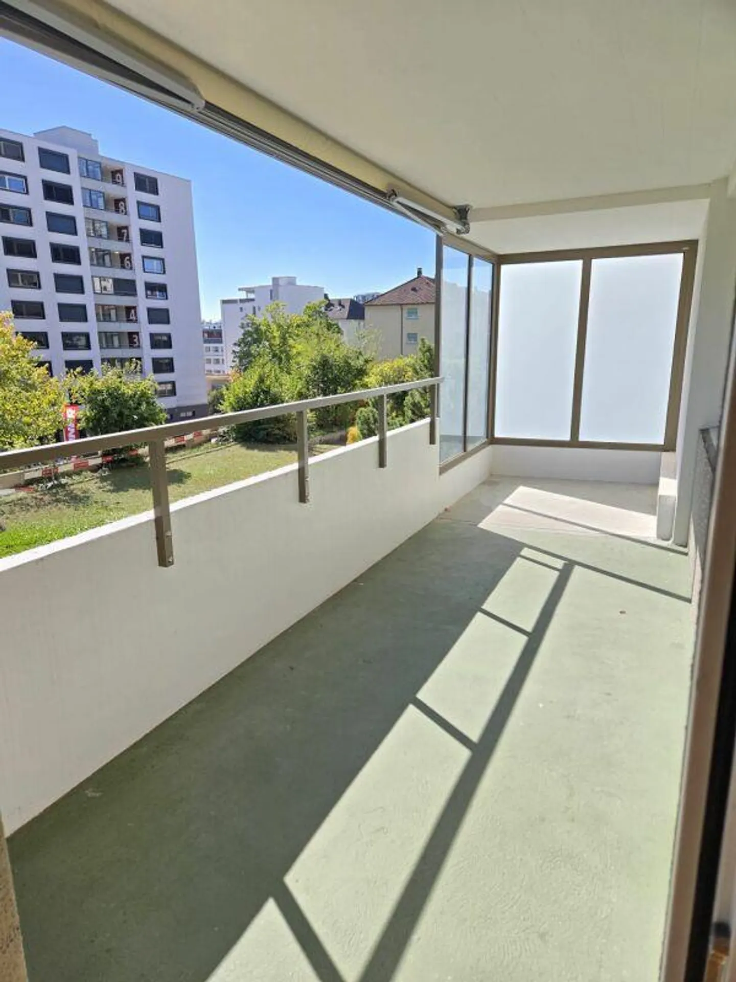 Superbe appartement 3½ pièces avec deux balcons et parking extérieur - Photo 1 sur 9