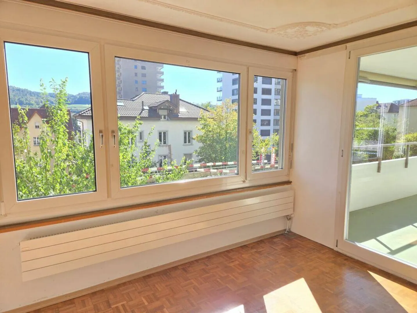 Superbe appartement 3½ pièces avec deux balcons et parking extérieur - Photo 2 sur 9