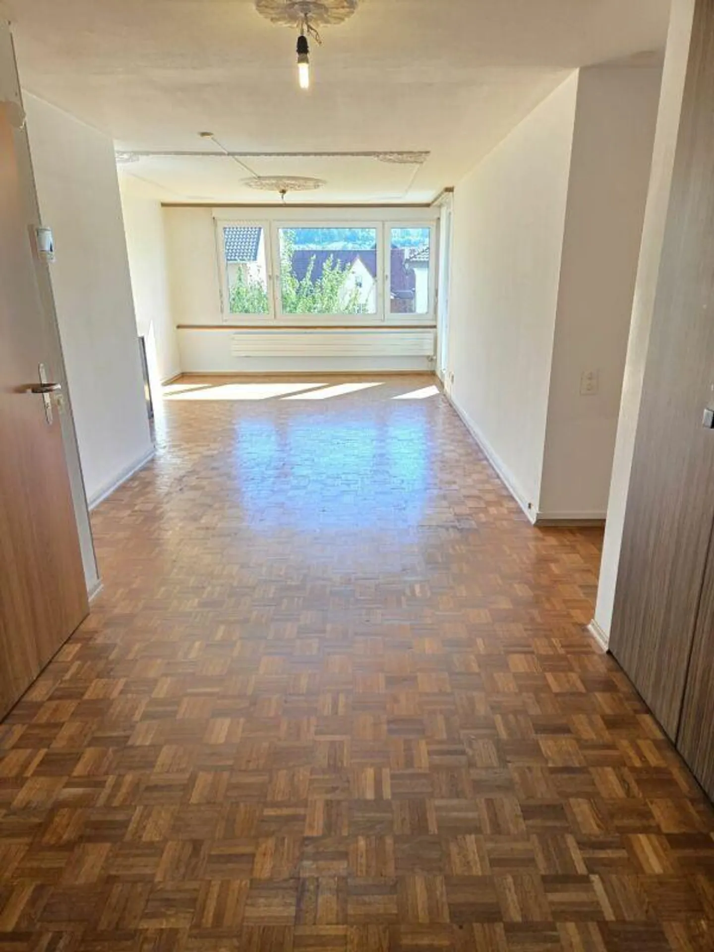 Superbe appartement 3½ pièces avec deux balcons et parking extérieur - Photo 3 sur 9