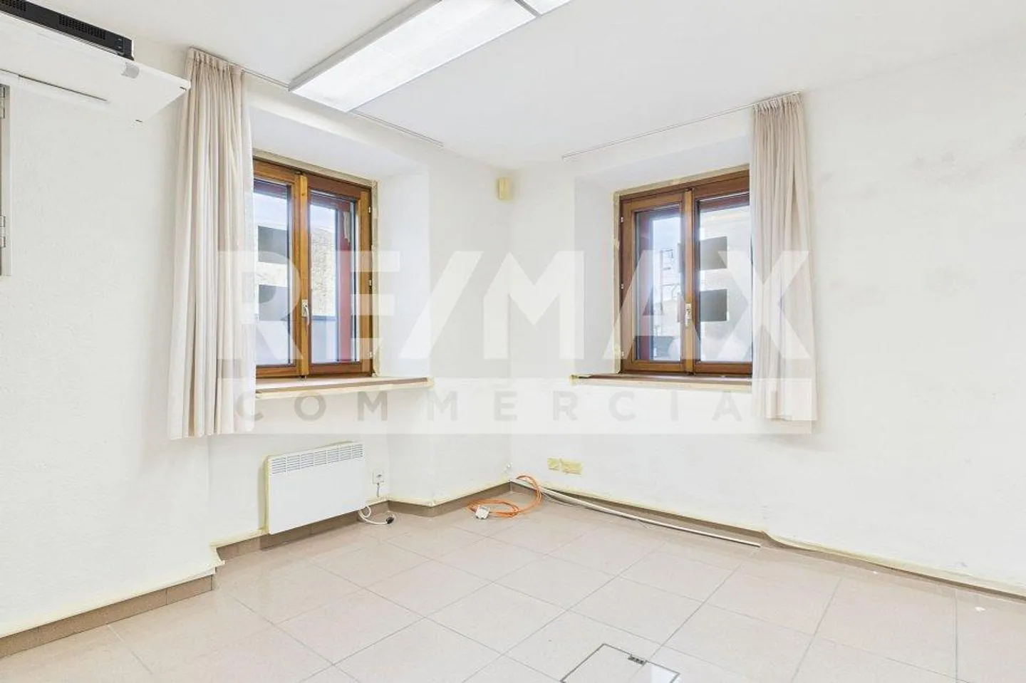 Unità commerciale locale in posizione centrale - Foto 4 di 8