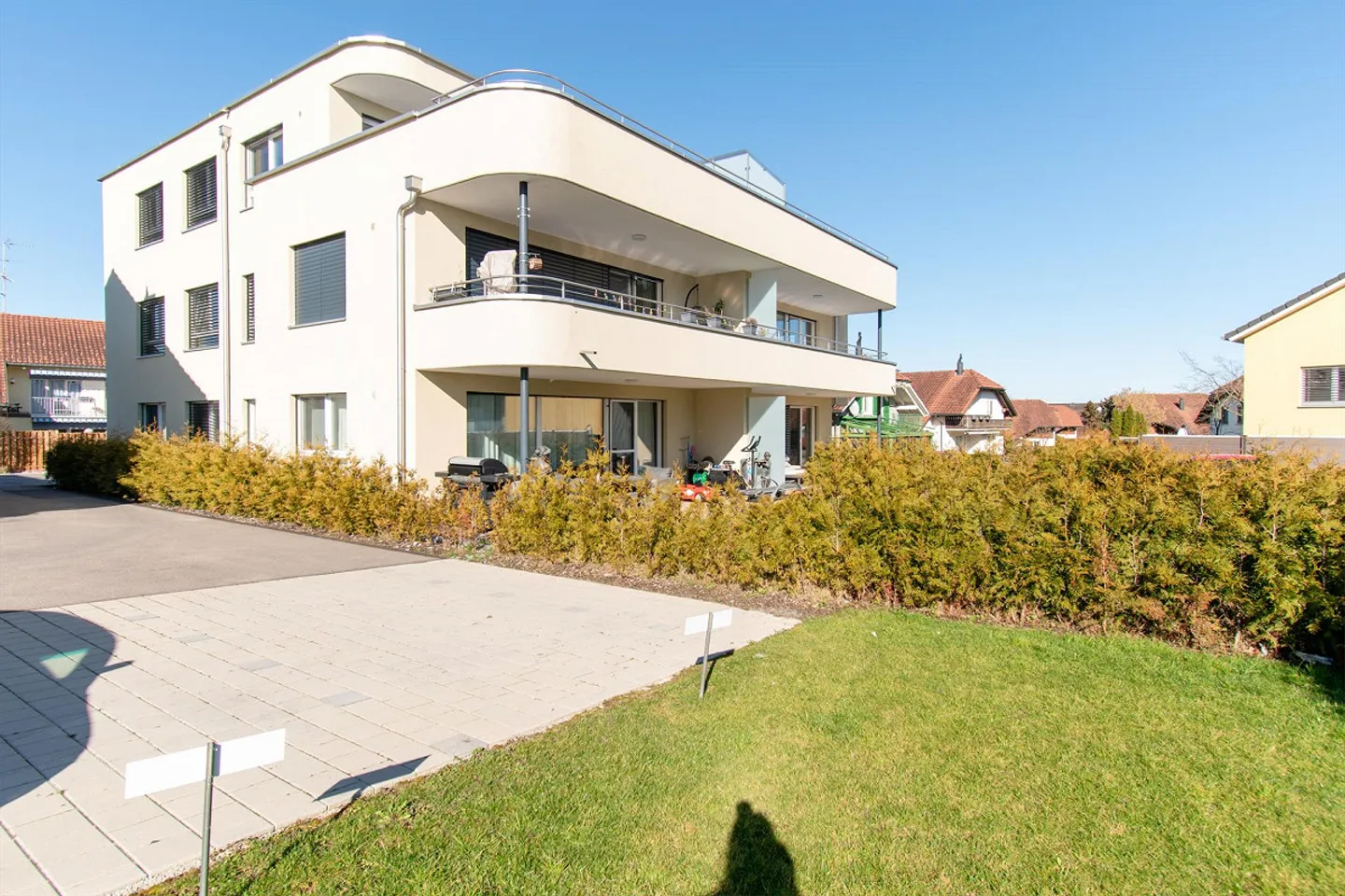 Moderno appartamento di 3,5 stanze con grande balcone e vicino al lago - Foto 1 di 15