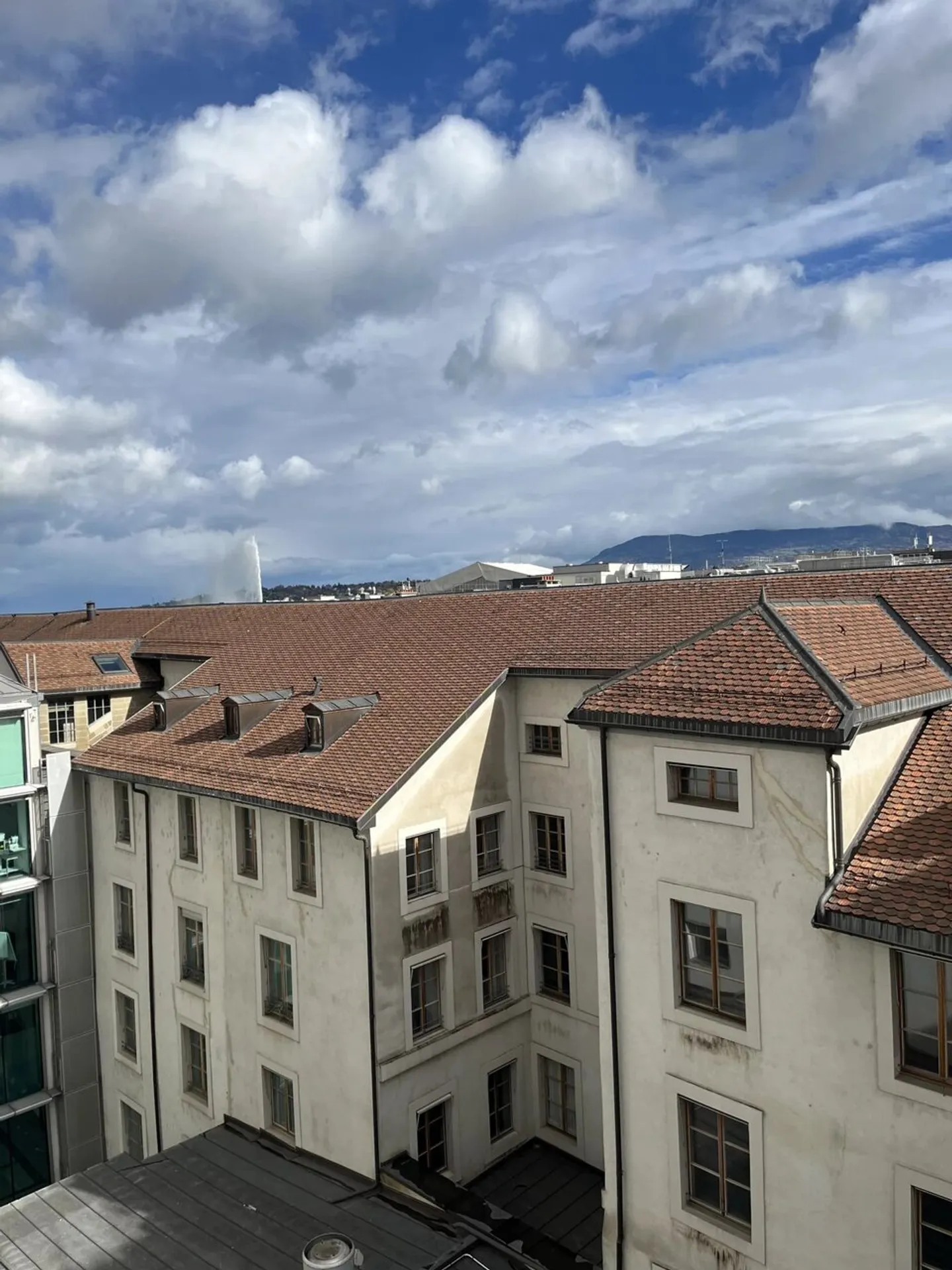 Offices Rue du Rhône - Photo 1 of 4