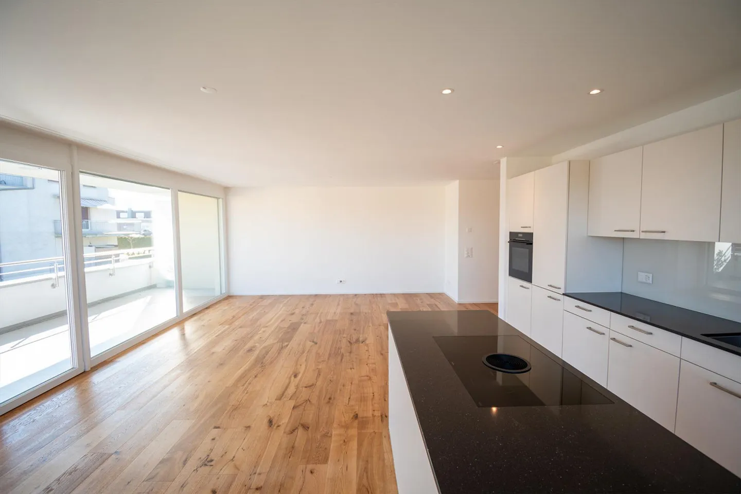 Moderno appartamento di 3,5 stanze con grande balcone e vicino al lago - Foto 4 di 15