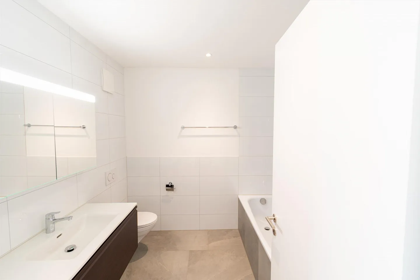 Moderno appartamento di 3,5 stanze con grande balcone e vicino al lago - Foto 7 di 15