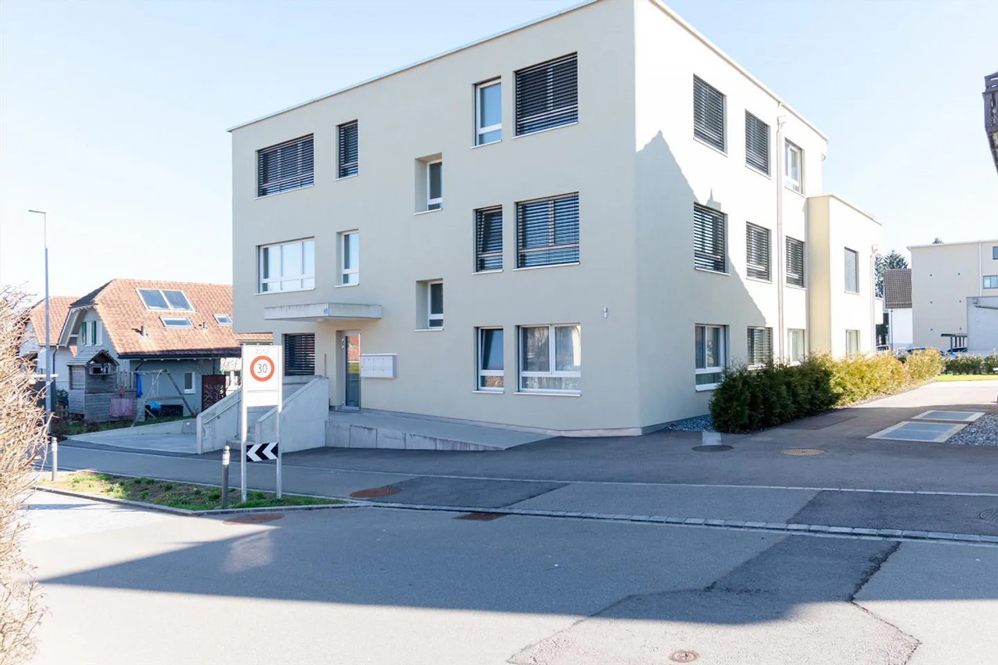 Moderno appartamento di 3,5 stanze con grande balcone e vicino al lago - Foto 13 di 15