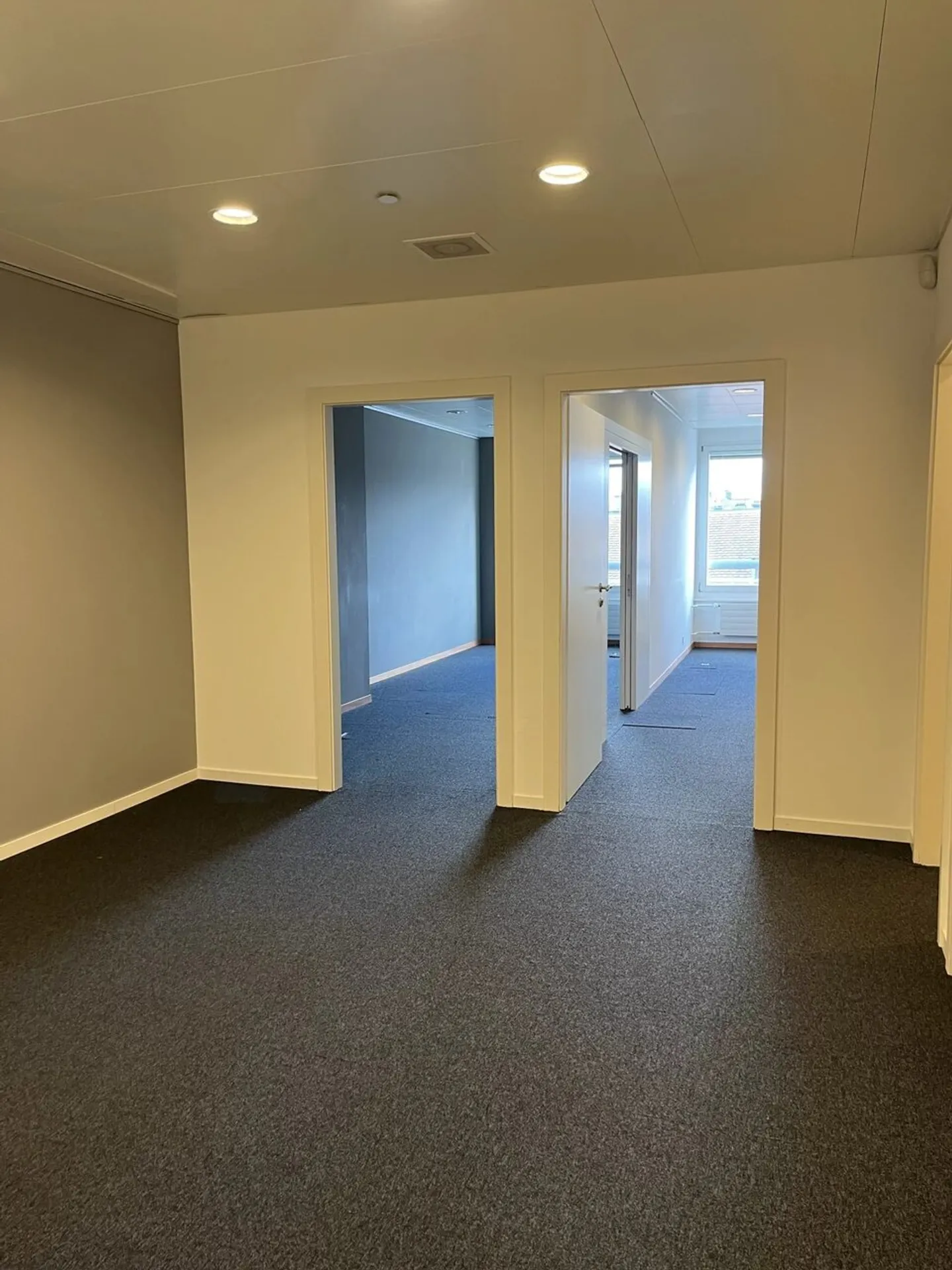 Offices Rue du Rhône - Photo 2 of 4