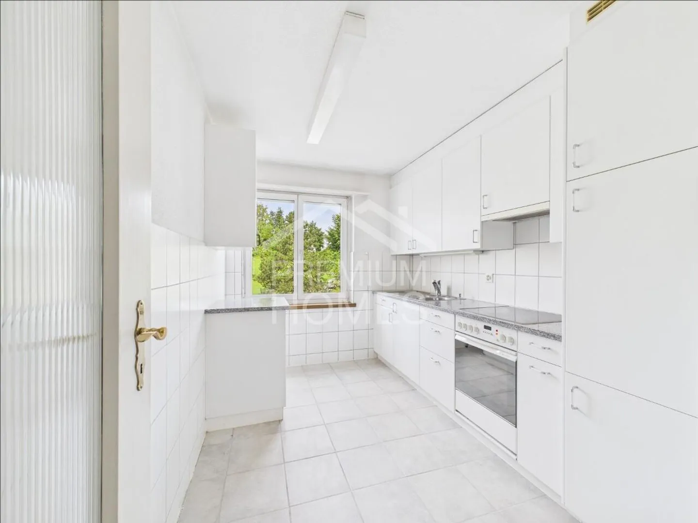 Central & Affordable - Zurich Calls! - Photo 3 of 10