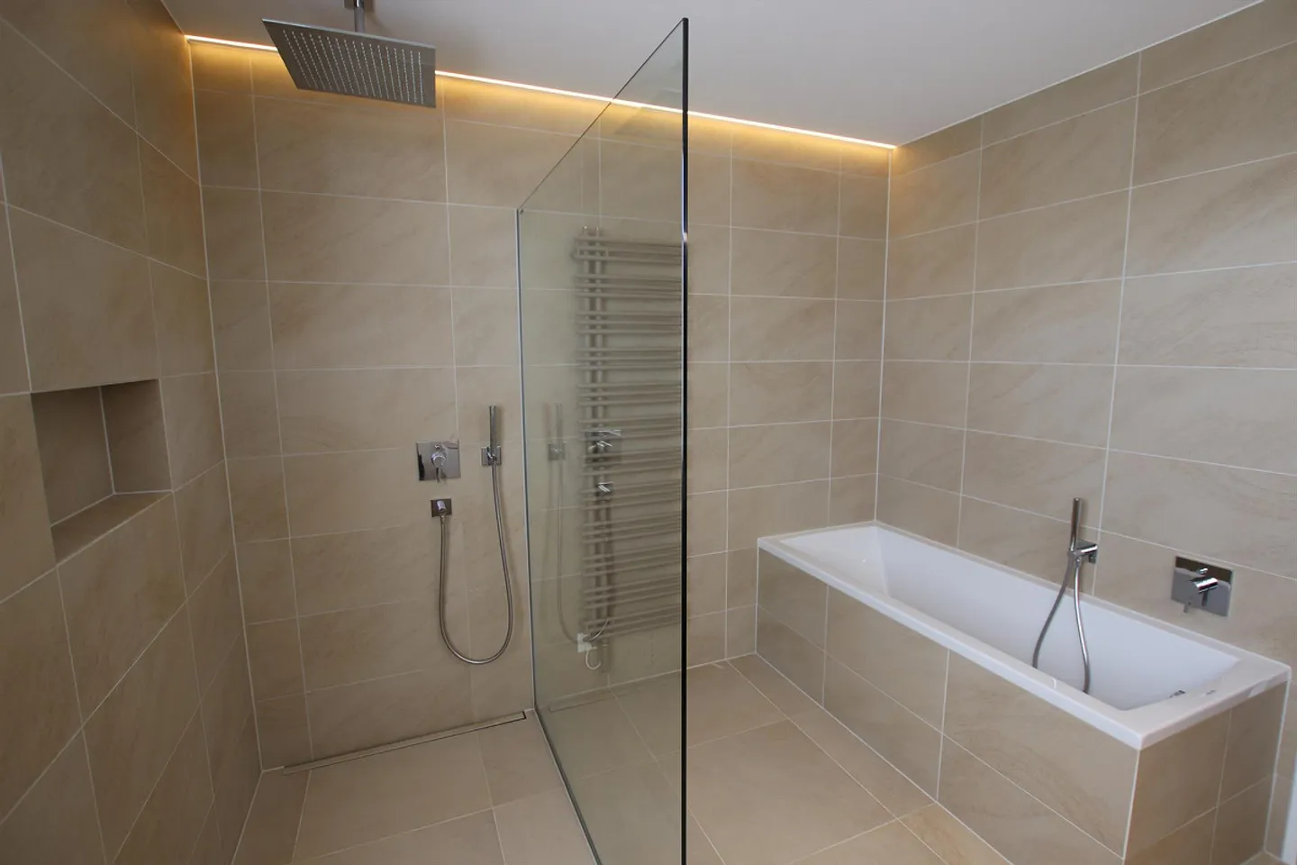 Exclusive 5.5-room penthouse apartment with panoramic view at Hofberg in Wil - Photo 12 of 29